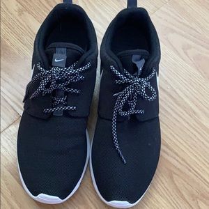 Black Nike size:9 women